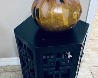Black Hexagon Side Table / Drink Table – Solid Wood
Stylish geometric design with decorative cutout sides. Solid wood construction in a sleek black finish. Perfect as an accent or drink table — sturdy, modern, and in excellent condition.