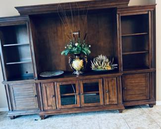 Solid Wood Entertainment Center / Media Console
Beautifully crafted solid wood entertainment unit with versatile design. Can be used as a full wall unit or separated into two bookshelves/curio cabinets and a center media console. Sturdy construction, attractive finish, and excellent condition — functional and elegant.