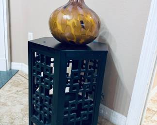 Black Hexagon Side Table / Drink Table – Solid Wood
Stylish geometric design with decorative cutout sides. Solid wood construction in a sleek black finish. Perfect as an accent or drink table — sturdy, modern, and in excellent condition.