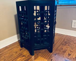 Black Hexagon Side Table / Drink Table – Solid Wood
Stylish geometric design with decorative cutout sides. Solid wood construction in a sleek black finish. Perfect as an accent or drink table — sturdy, modern, and in excellent condition.