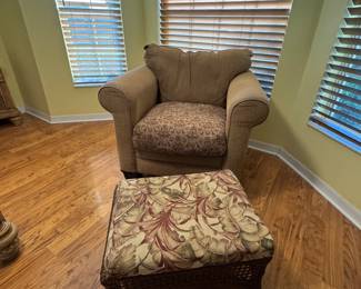 Occasional Plush Accent Chair with Matching Ottoman
Comfortable and stylish accent chair with coordinating ottoman/footstool. Soft plush upholstery, perfect for reading or relaxing. Excellent condition and versatile for any décor.