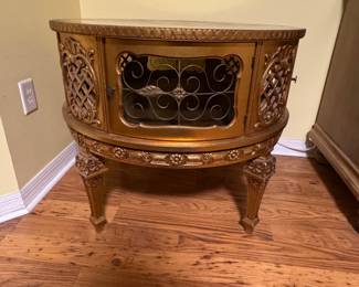 Hollywood Regency Rococo-Style Round Gilt Wood Drum Table
Also known as the French Heritage “Hermans” Table, this stunning piece features ornate Rococo carvings and a rich gilt finish. Round drum design with elegant detailing — a beautiful example of Hollywood Regency glamour and French craftsmanship. Excellent condition, timeless statement piece.
