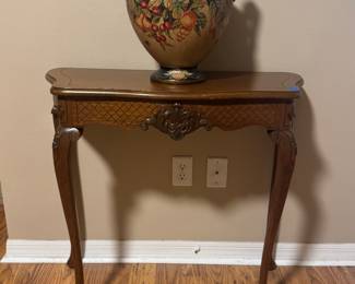 Vintage Mahogany Victorian Tea Table / Entry Foyer Table
Beautiful vintage mahogany table featuring elegant Victorian craftsmanship. Rich wood tones, ornate carved details, and graceful curved legs make it perfect as a tea table, entryway centerpiece, or accent piece in any classic décor.