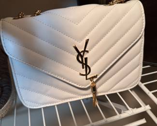 Designer Handbags
Beautiful selection of designer handbags.
Includes various styles and brands — excellent condition, gently used.
Clean interiors, no damage, ready to carry or collect.