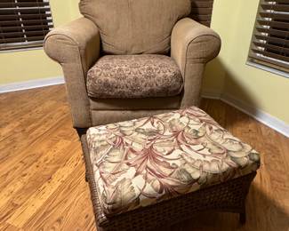 Occasional Plush Accent Chair with Matching Ottoman
Comfortable and stylish accent chair with coordinating ottoman/footstool. Soft plush upholstery, perfect for reading or relaxing. Excellent condition and versatile for any décor.