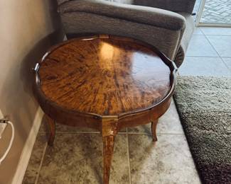 Vintage French-Style Burl Wood Round Side / End Table
Elegant vintage French-style round side table featuring a beautiful burl wood top and classic carved details. Timeless design with rich wood grain — perfect as an accent or end table in any traditional or sophisticated setting.