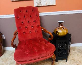Walnut Queen Anne Armchairs – Red Tufted Upholstery
Elegant Queen Anne–style armchair with rich walnut frames and deep red tufted fabric. Beautiful condition, showcasing timeless craftsmanship and classic design — perfect for a formal living room or sitting area.