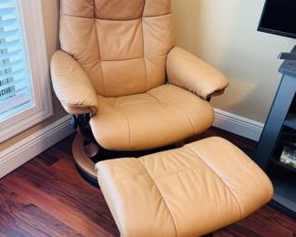 Stressless Beige Leather Reclining Chair
High-end genuine leather recliner by Stressless. Soft beige tone, smooth reclining action, and exceptional comfort. Excellent condition — premium Scandinavian craftsmanship and timeless style.