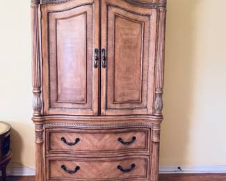 Tommy Bahama–Style Queen Bedroom Set
Elegant tropical design featuring carved pineapple and palm leaf motifs. Includes queen headboard, footboard, and side rails, plus two marble-top nightstands and a matching chifferobe. Beautiful craftsmanship and coastal island flair — excellent condition.