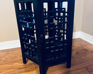 Black Hexagon Side Table / Drink Table – Solid Wood
Stylish geometric design with decorative cutout sides. Solid wood construction in a sleek black finish. Perfect as an accent or drink table — sturdy, modern, and in excellent condition.