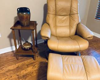 Stressless Beige Leather Reclining Chair
High-end genuine leather recliner by Stressless. Soft beige tone, smooth reclining action, and exceptional comfort. Excellent condition — premium Scandinavian craftsmanship and timeless style.