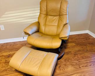 Stressless Beige Leather Reclining Chair
High-end genuine leather recliner by Stressless. Soft beige tone, smooth reclining action, and exceptional comfort. Excellent condition — premium Scandinavian craftsmanship and timeless style.