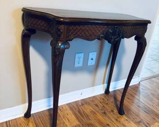Vintage Mahogany Victorian Tea Table / Entry Foyer Table
Beautiful vintage mahogany table featuring elegant Victorian craftsmanship. Rich wood tones, ornate carved details, and graceful curved legs make it perfect as a tea table, entryway centerpiece, or accent piece in any classic décor.