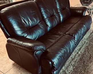 Black Leather Reclining Sofa – Both Ends Recline
Soft black leather sofa with dual reclining seats on each end. Plush cushions, smooth reclining mechanism, and great condition — perfect for comfort and style.