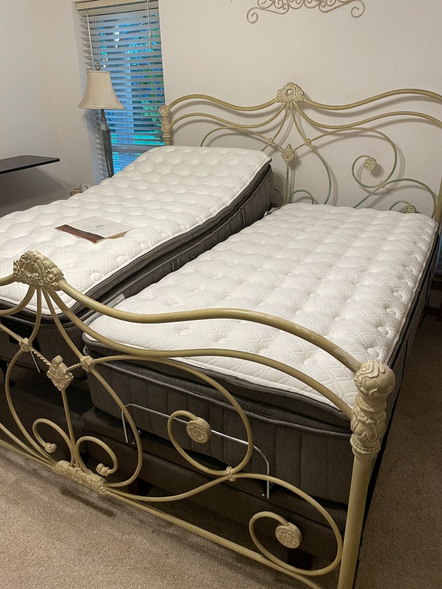 Sterns & Foster Twin XL Dual Adjustable Bed with Massage 