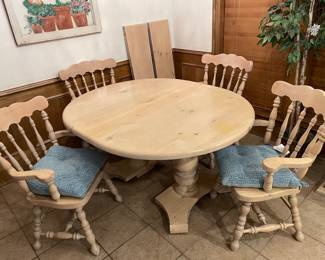 Round/Oval Dining Table with 3 leaves, 4 Chairs, and Bench