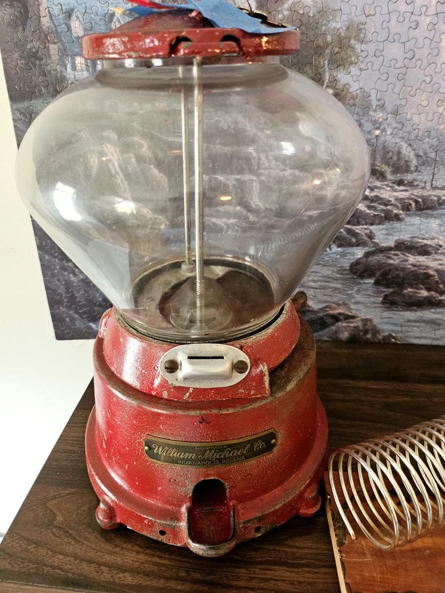 Vintage bubblegum dispenser with key