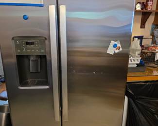 Refrigerator with ice/water dispenser 