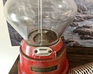 Vintage bubblegum dispenser with key