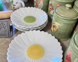 VINTAGE GIEN DAISY PLATES! YELLOW AND GREEN