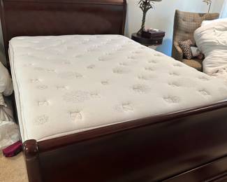 queen sleigh bed