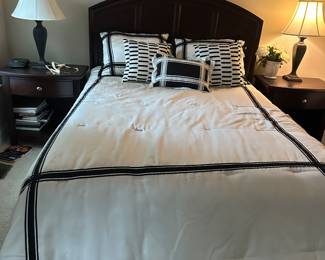 Queen bedroom set, bed 2 night tables dresser with mirror