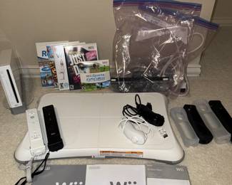Wii in LIKE NEW condition with 5 games all accessories One price for all seen in picture
