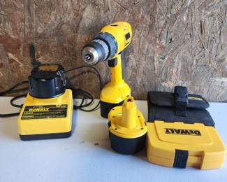 DEWALT SCREW GUN WITH 2 BATTERIES