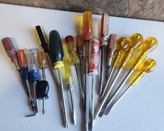  ASSORTED SCREWDRIVERS