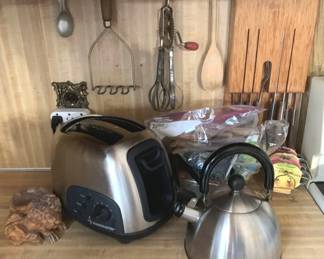 258 - Lot of Assorted Items used as-is electric/electronic/mechanical item - no guarantee all components, untested.
