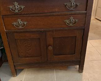 #46 - $140 - Washstand and mirror 31.5x30tx17d