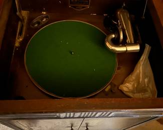 #52 - $300 - Phonograph Victrola VV 4-7 serial  # 56856 Circa 1927 - As is Condition