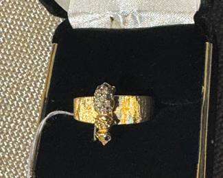 #6J- $375 - 14kt yellow gold vintage 70's ring with bee on top - Retro. Size 7. 6.24gr. 