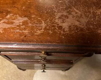 #102 - $200 - Mahogany desk - needs TLC 5ftlx30tx35d