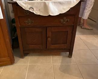 #46 - $140 - Washstand and mirror 31.5x30tx17d
