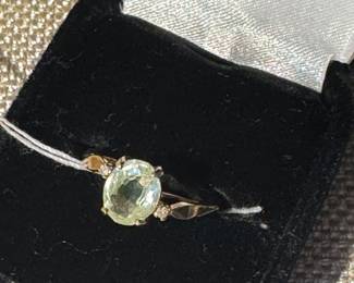 #7J - $150 - 10kt yellow gold with green beryl. 2.12gr 
