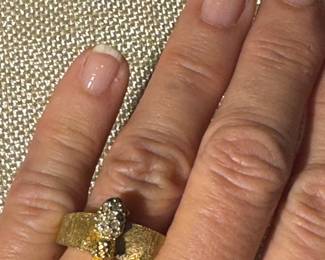 #6J- $375 - 14kt yellow gold vintage 70's ring with bee on top - Retro. Size 7. 6.24gr. 