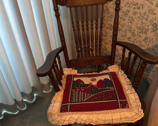 #78 - $80 - Ladies rocking chair 25wx19x39t