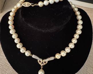 #10J - $145 - 10Kt gold pendant & pearl necklace. 