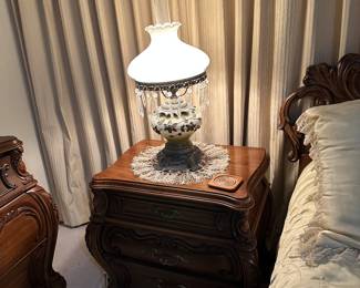 #83 - $90 - Victorian style table lamp frosted glass 25tx12w
