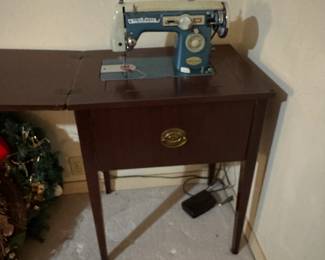 #89 - $ - Sewing cabinet with Universal standard sewing machine Co. Model Z super Zigzag made in Japan