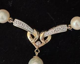 #10J - $145 - 10Kt gold pendant & pearl necklace. 