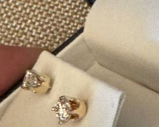 #39J - $950 - 14kt yellow gold prongs  .95 ctw - SI1-SI2 - HI color. 