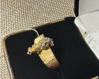 #6J- $375 - 14kt yellow gold vintage 70's ring with bee on top - Retro. Size 7. 6.24gr. 
