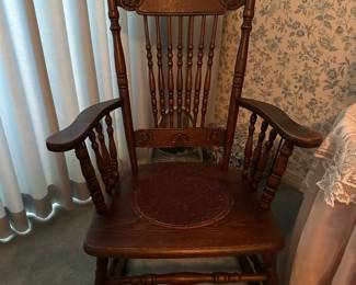 #78 - $80 - Ladies rocking chair 25wx19x39t