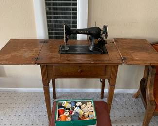 Singer sowing machine antique 