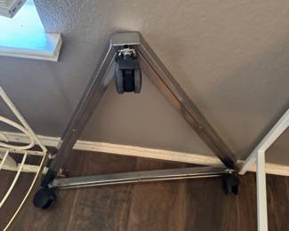 Triangle base for grid display on wheels