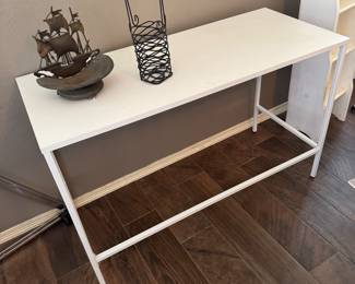 Simple white dedk