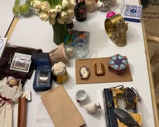 Lots of decorative items in pristine condition