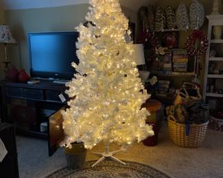 Pre-lit 7.5 white Christmas tree
